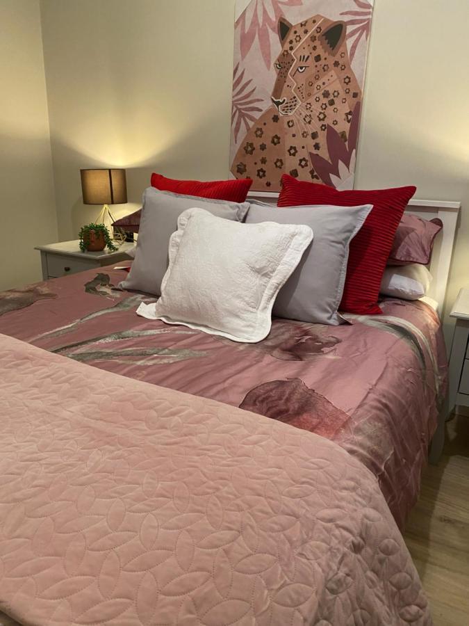 Lovely 3 Bed With Jacuzzi, Close To Airport, Driveway, Wifi EDI Eksteriør bilde
