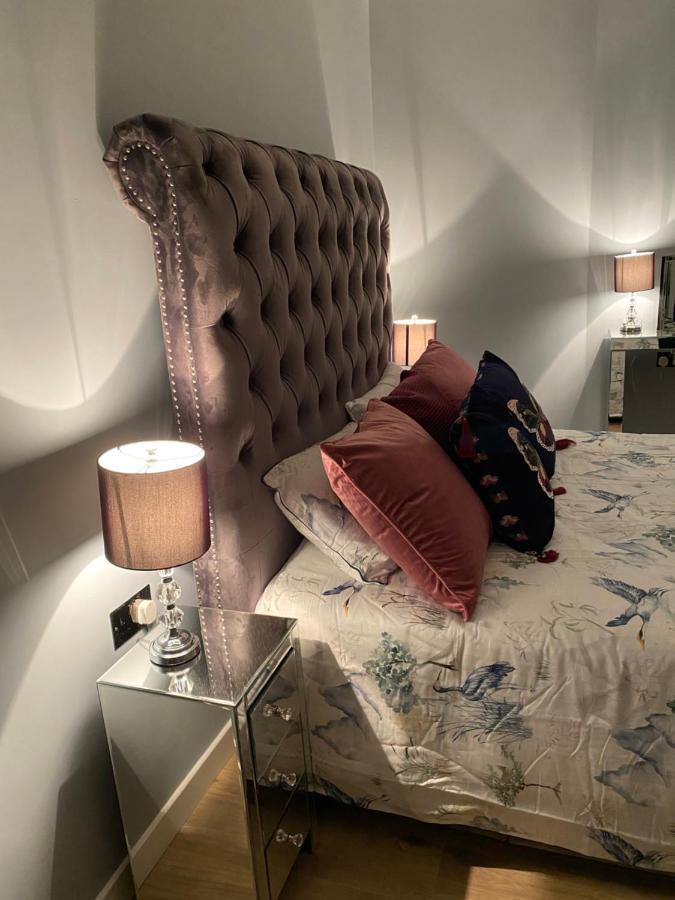 Lovely 3 Bed With Jacuzzi, Close To Airport, Driveway, Wifi EDI Eksteriør bilde