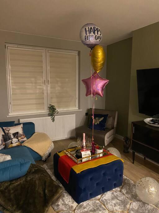 Lovely 3 Bed With Jacuzzi, Close To Airport, Driveway, Wifi EDI Eksteriør bilde