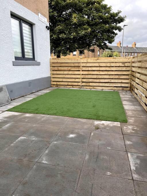 Lovely 3 Bed With Jacuzzi, Close To Airport, Driveway, Wifi EDI Eksteriør bilde