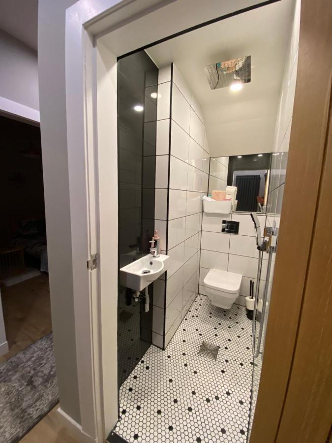 Lovely 3 Bed With Jacuzzi, Close To Airport, Driveway, Wifi EDI Eksteriør bilde