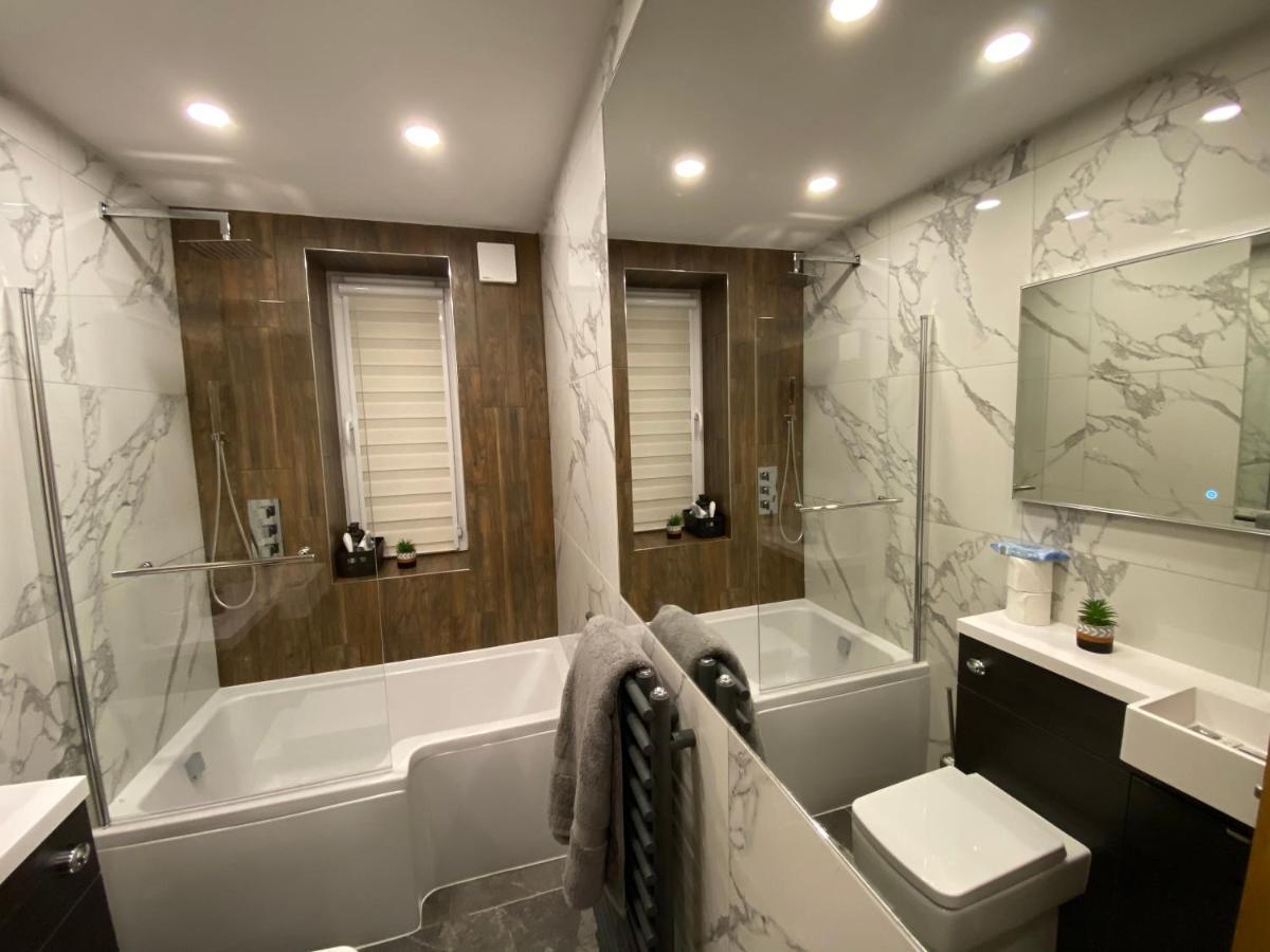 Lovely 3 Bed With Jacuzzi, Close To Airport, Driveway, Wifi EDI Eksteriør bilde