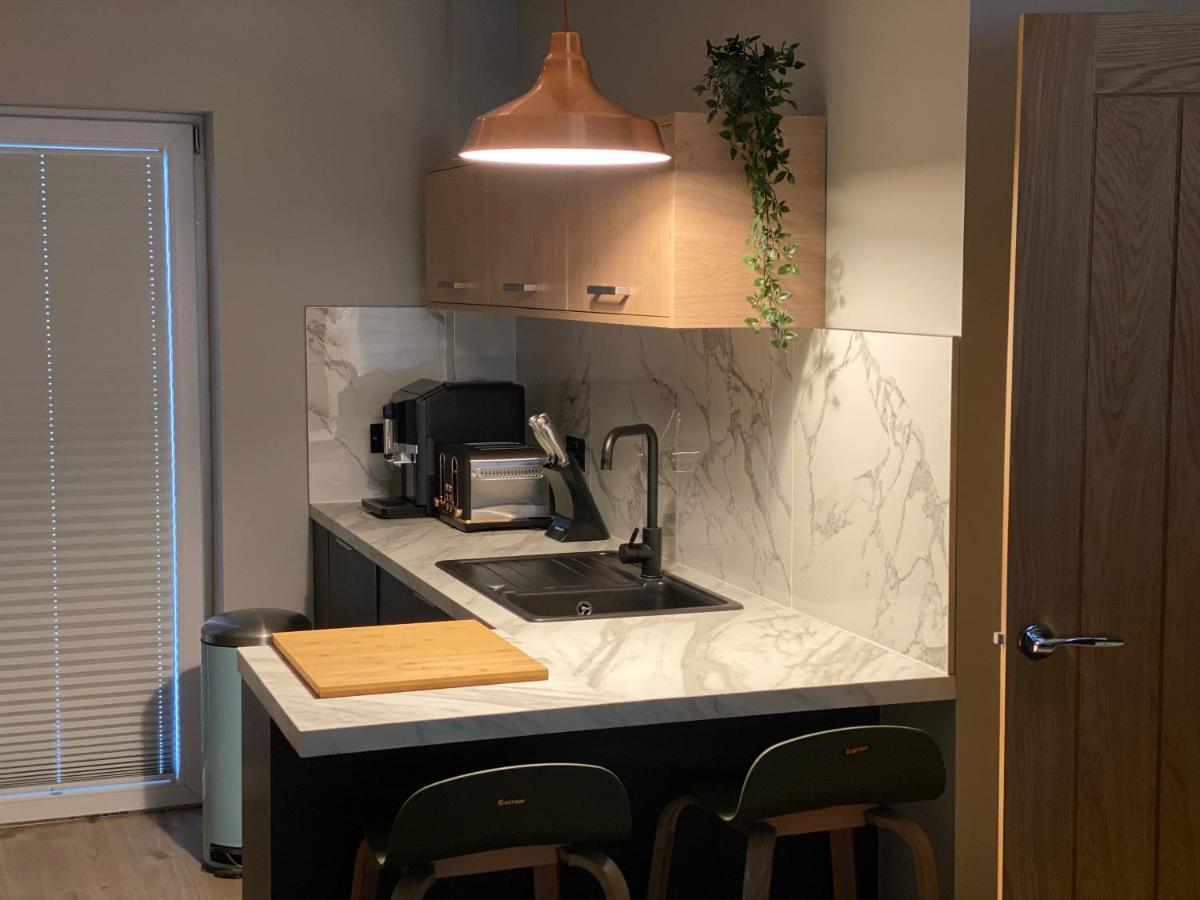 Lovely 3 Bed With Jacuzzi, Close To Airport, Driveway, Wifi EDI Eksteriør bilde