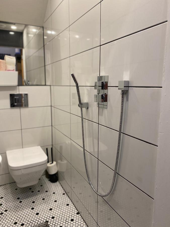 Lovely 3 Bed With Jacuzzi, Close To Airport, Driveway, Wifi EDI Eksteriør bilde